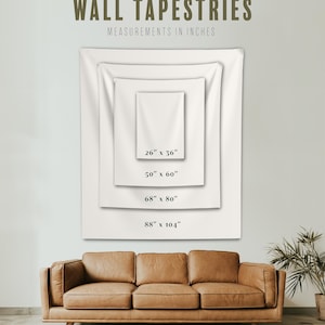 Puede incluir: Exhibici&oacute;n de tapices de pared blancos de varios tama&ntilde;os, con medidas en pulgadas: 26" x 36", 50" x 60", 68" x 80" y 88" x 104". El texto "WALL TAPESTRIES" est&aacute; en la parte superior. Debajo hay un sof&aacute; de cuero marr&oacute;n.