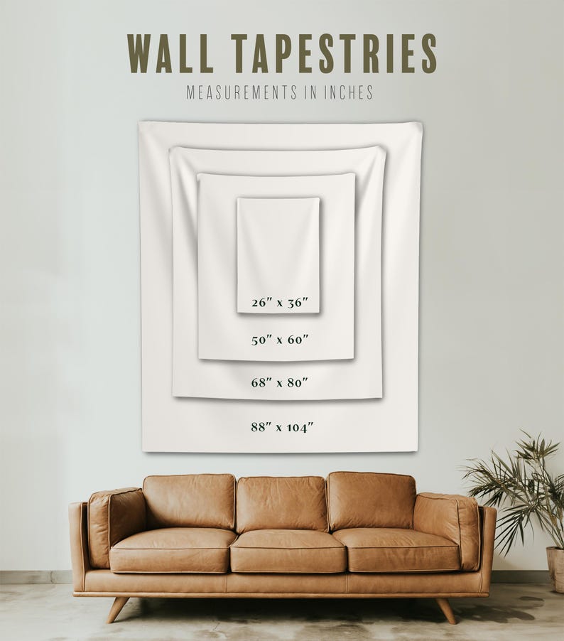 Puede incluir: Exhibici&oacute;n de tapices de pared blancos de varios tama&ntilde;os, con medidas en pulgadas: 26" x 36", 50" x 60", 68" x 80" y 88" x 104". El texto "WALL TAPESTRIES" est&aacute; en la parte superior. Debajo hay un sof&aacute; de cuero marr&oacute;n.