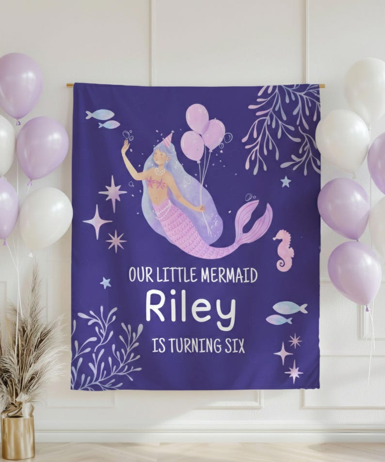 Puede incluir: Una pancarta de cumplea&ntilde;os morada con una ilustraci&oacute;n de sirena. La pancarta dice "OUR LITTLE MERMAID Riley IS TURNING SIX". La sirena es rosa y morada, sosteniendo globos. Globos blancos y morados en el fondo.