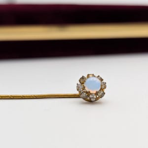 Antike Hutnadel mit opalinem Glas und funkelnden Glassteinen, um 1900–1920 – Vintage Hat Pin, Belle Époque Accessoire