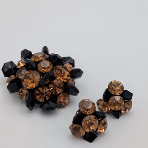 Vintage WEISS Jewelry Set – Brooch & Clip Earrings, Amber/Black Rhinestones, Signed, 1960s Costume Jewelry