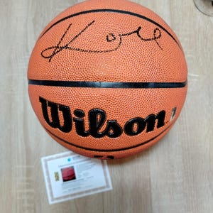 Le numéro 24 des Lakers de Los Angeles Kobe Bryant a signé un contrat avec Wilson Basketball