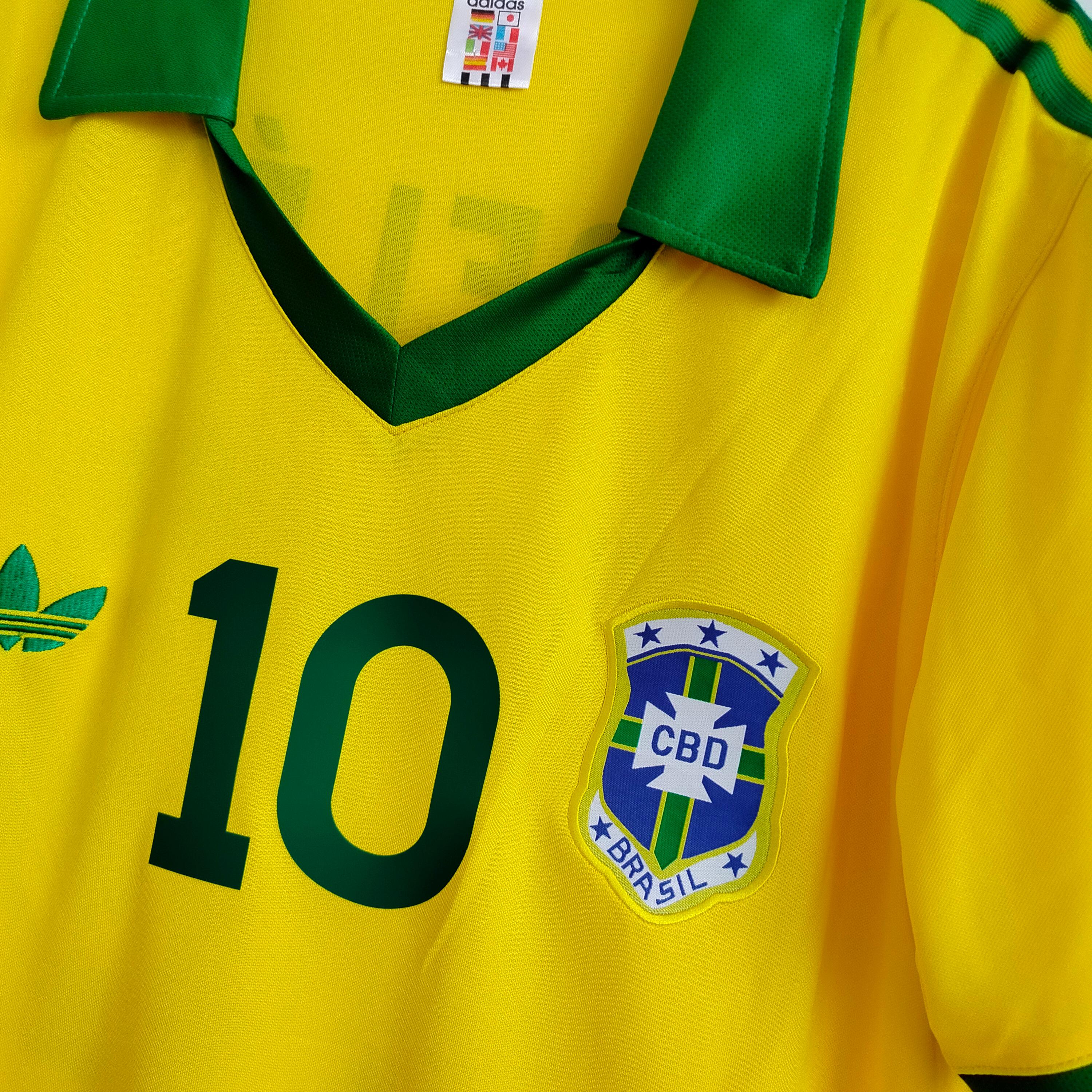 Le maillot de football du Brésil dédicacé par Pelé avec certificat