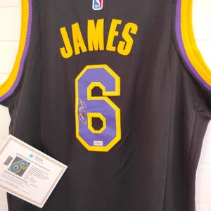 Camiseta autografiada de Los Angeles Lakers con número 6 de LeBron James en color negro y certificado de autenticidad