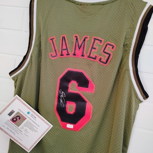 Camiseta autografiada de Los Angeles Lakers con número 6 de LeBron James en color negro y certificado de autenticidad