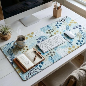 Skrivbordsunderlägg Blossom Serenity | Blått blommönster | XXL-skrivbordsunderlägg 90 x 40 cm | Mjukt halkfritt skrivbordsunderlägg | Musmatta