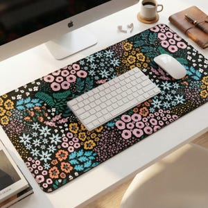 Alfombrilla de escritorio Midnight Garden | Estampado floral | Alfombrilla XXL 90 x 40 cm | Alfombrilla suave y antideslizante | Alfombrilla para ratón