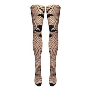 Puede incluir: Un par de medias de rejilla negras con un diseño floral en la parte delantera. Las medias son hasta la rodilla y están hechas de un material transparente de tejido abierto. El diseño floral es de color negro liso.