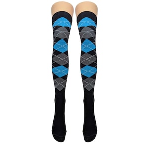 Può includere: Calze nere alte fino alla coscia con un motivo argyle blu e grigio.