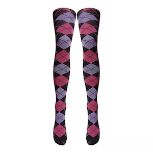 Può includere: Un paio di collant neri con un motivo argyle rosa e viola.