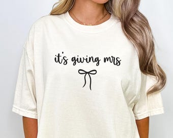 Comfort Colors Its Giving Mrs TShirt, Bride To Be Shirt, Engagement Top, Bachelorette Outfit, Retro Honeymoon Bachelorette Party Tee