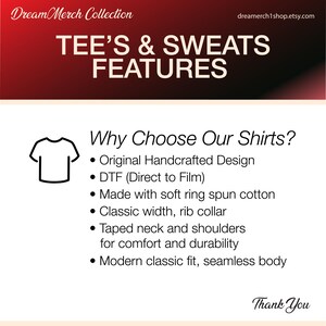 Op de afbeelding: Een informatieve afbeelding met de titel TEE'S & SWEATS FEATURES en een rode gradi&euml;ntkop. Het bevat productdetails zoals een origineel handgemaakt ontwerp, DTF-print, ringgesponnen katoen, een geribbelde kraag en een naadloos kledingstuk.