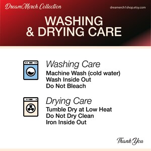 Op de afbeelding: Een witte informatieve afbeelding met de titel WASHING & DRYING CARE en een rode gradi&euml;ntkop. Het bevat instructies: koud wassen in de machine, binnenstebuiten wassen, niet bleken, in de droger op lage temperatuur, niet chemisch reinigen, binnenstebuiten strijken.
