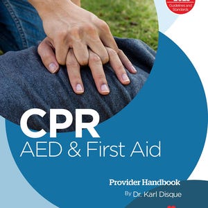 Könnte beinhalten: Eine blaue und weiße Illustration einer Person, die einer anderen Person CPR verabreicht. Der Text "CPR AED & First Aid" ist in Weiß auf blauem Hintergrund. Der Text "Provider Handbook" ist in Weiß auf blauem Hintergrund. Der Text "By Dr. Karl Disque" ist in Weiß auf blauem Hintergrund. Ein rotes Herz befindet sich in der unteren rechten Ecke des Bildes. Der Text "2020-2025 Guidelines and Standards" ist in Weiß auf einem roten Kreis.