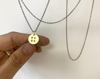 Collier de superposition de charme FUCK, laiton massif, pendentif FUCK estampé à la main, cadeau inspirant, cadeau de petite amie BFF, cadeau de baise drôle à soi