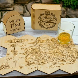 Wheel of Time Map Holzpuzzle, Getränkeuntersetzer-Set, personalisiertes Geschenk WOT Fans Spiel, Getränkehalter, individuell graviertes Fantasy Geschenk Enigma