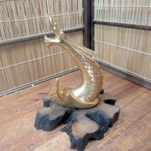 Escultura de dragón japonés vintage de latón de los años 90, color dorado, sobre soporte de madera, diseño tradicional, rara subasta gubernamental en Japón.