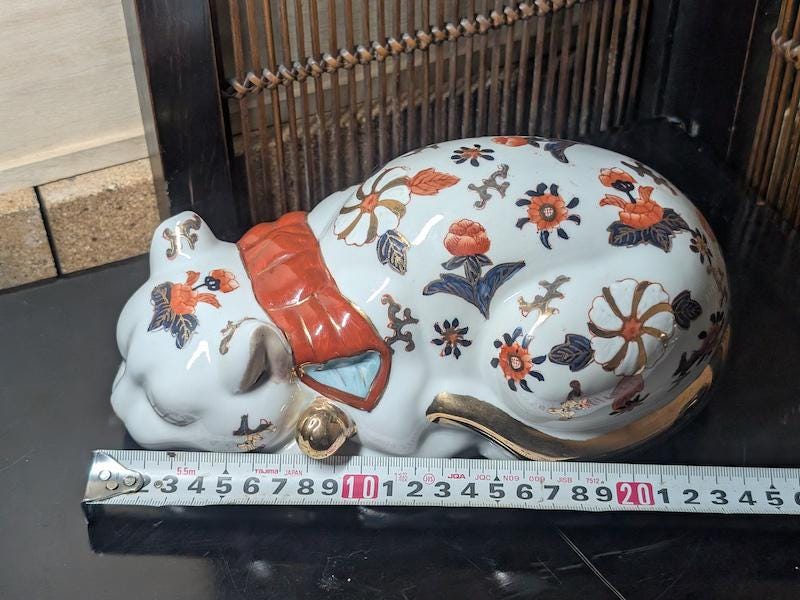 希少な1950年代の日本の伊万里焼の眠る招き猫、24金彩、手描きの磁器製