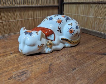 ヴィンテージ 8インチ 陶器 眠っている猫の置物 青と白の花柄 和風 