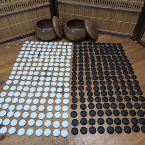 Juego de piedras Go japonesas de la década de 1980 • 180 de vidrio/resina blanca y 180 conchas Natchi negras • Subasta Gov (sin tablero) AD7