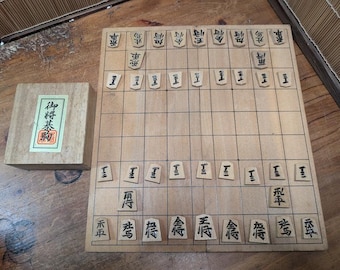Zeldzame Japanse shogi-set handgesneden koma gesigneerde doos oude kanji gemaakt in Japan N26