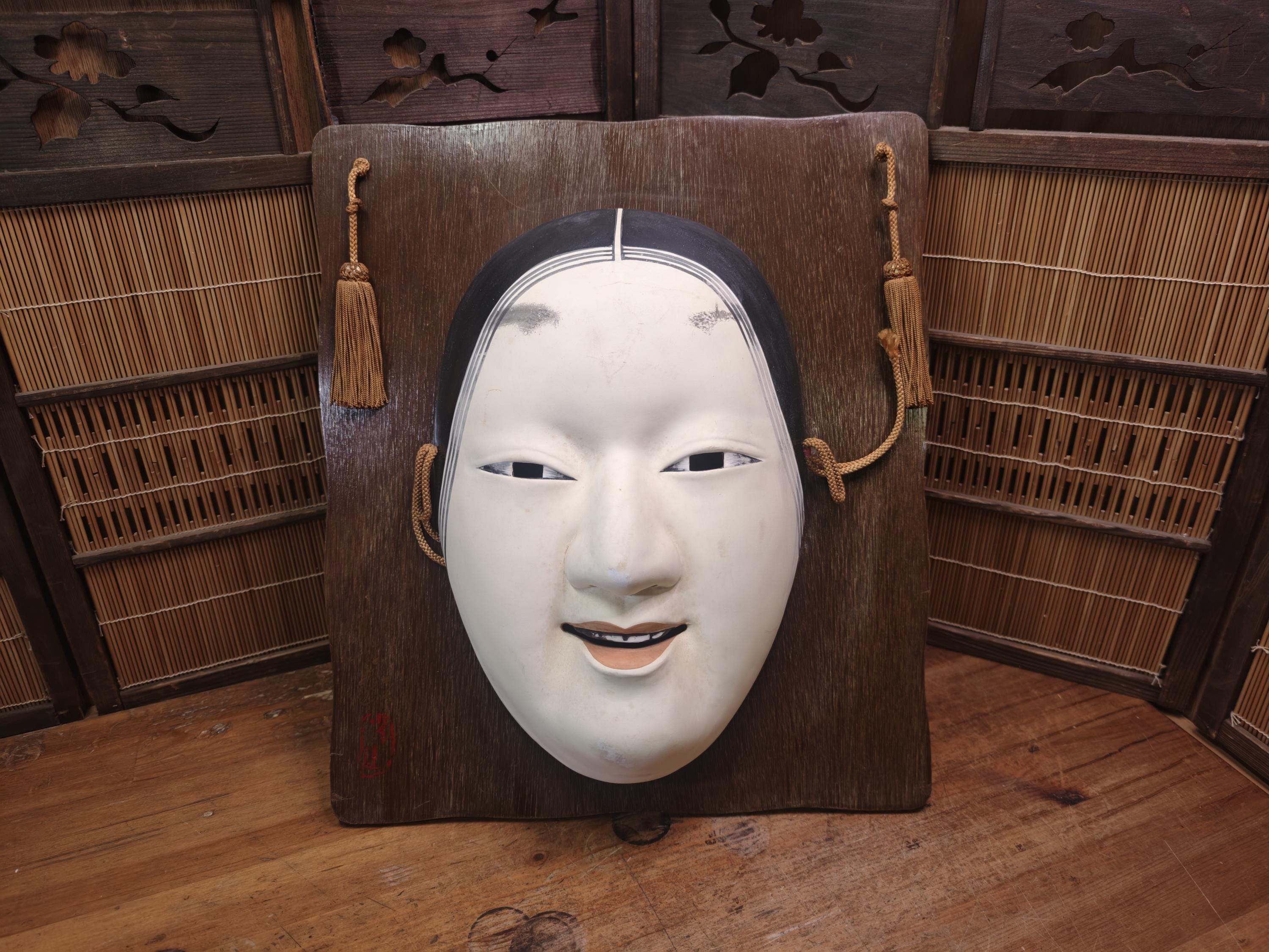 壁掛け能面ーー骨董品ーー掘り出し物 1970年代 日本製 巨人 小面 能面 陶器製 壁掛けアート ヴィンテージ