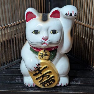 Japanese Maneki Neko Cat Figurine 1970s - Vintage Collectible, Amazing Condition, Made in Japan, Minor Scratches, Ideal for Cat Lovers ZZ5
