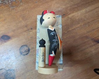 Boneca Kokeshi tradicional japonesa vintage, maio de 1968, assinada, feita à mão, menina de quimono, caixa original A14