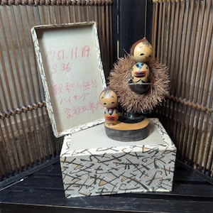 Zeldzame Japanse Kokeshi-pop uit 1961, gesigneerd met originele doos | Handgemaakte houten pop uit Japanse overheidsveiling | Vintage volkskunst M14