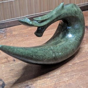 Arte japonés de piedra de dragón • Vintage, década de 1990, color verde mixto • Talla tradicional • No es una réplica • Subasta del gobierno de Japón • Hallazgo raro II14