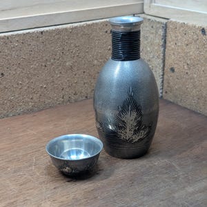 Vintage Japanese Tin Sake Set – Handmade & Hand-Engraved Tsugiyama Tokkuri (1980s) – Authentic Collectible from Japan E10