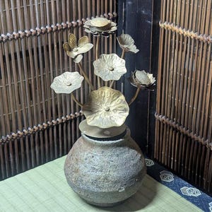 Seltene japanische Bizen-Vase mit 1930er Jahre Messingblumen | Ikebana Gesteck | Gov’t Auktionsfund | Vintage Japan | Unikat Decor C66