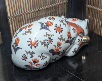 希少な1950年代の日本の伊万里焼の眠る招き猫、24金彩、手描きの磁器製