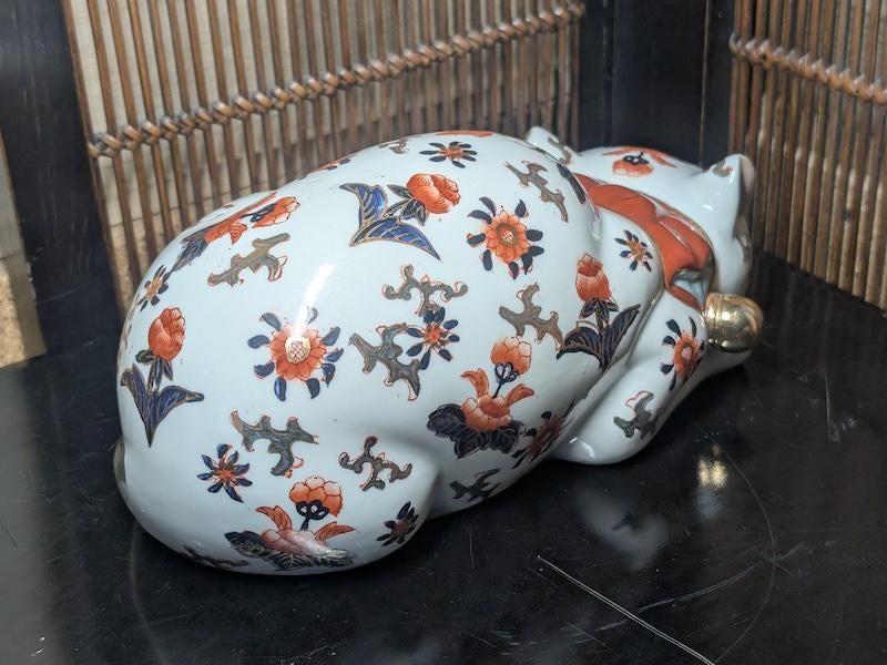 希少な1950年代の日本の伊万里焼の眠る招き猫、24金彩、手描きの磁器製