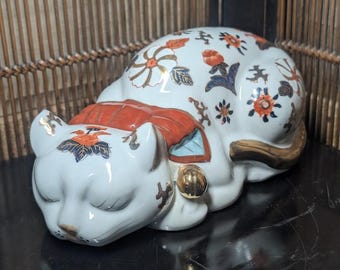 希少な1950年代の日本の伊万里焼の眠る招き猫、24金彩、手描きの磁器製