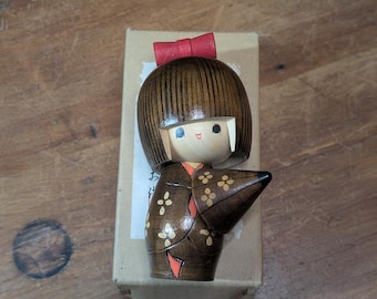 Boneca Kokeshi japonesa vintage dos anos 1970, feita à mão em madeira, com quimono e caixa D29