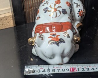 希少な1950年代の日本の伊万里焼の眠る招き猫、24金彩、手描きの磁器製