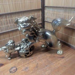 Rare statue de lion gardien Komainu Shisa en acier japonais des années 50 - Homme avec boule - Protecteur de sanctuaire et de temple | Ventes publiques japonaises C196