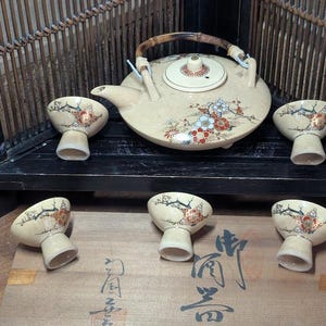 Rare 1970s Japanese Kutani Sake Set – Hand-Painted Ceramic with Gold Accents | 5 Cups + Pot | Signed, Original Box | Japan Gov Auction YY3