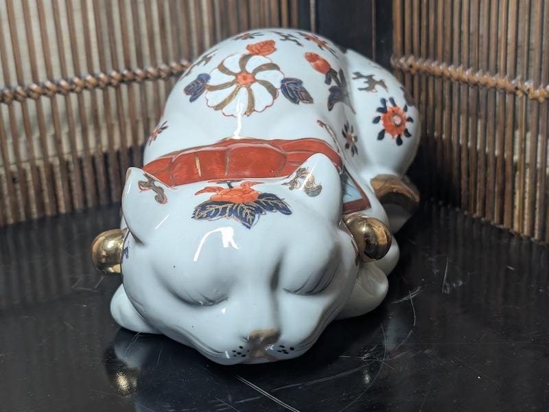 希少な1950年代の日本の伊万里焼の眠る招き猫、24金彩、手描きの磁器製
