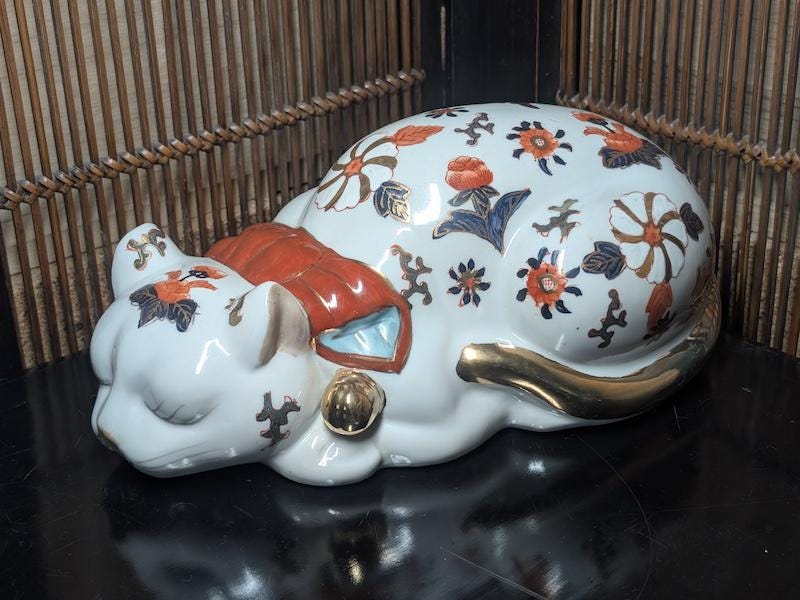 希少な1950年代の日本の伊万里焼の眠る招き猫、24金彩、手描きの磁器製