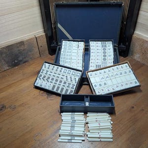 1950 年代のヴィンテージ 日本の麻雀パイゲームセット | 2kg (4.4 ポンド) | 樹脂と竹のタイル | 木製ケース VV5