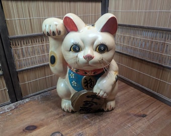 昭和レトロ 招き猫貯金箱 - 日本の招き猫置物、前足を上げている白い