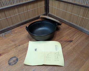 Olla japonesa Nambu de hierro fundido para sukiyaki, década de 1990, sin usar, con tapa, Japón S19