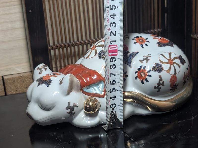 希少な1950年代の日本の伊万里焼の眠る招き猫、24金彩、手描きの磁器製