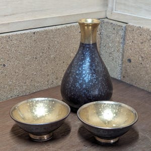 Japoński zestaw do sake vintage, ręcznie robiony, ceramiczny, ze złotymi liśćmi, z autografem artysty, rzadki komplet z japońskiej aukcji rządowej – dostępny tylko jeden pomysł na prezent (E1)