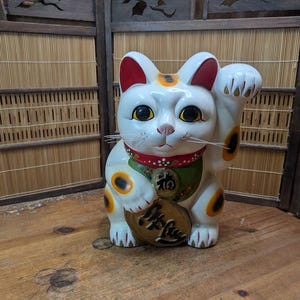 希少な1950年代の日本の伊万里焼の眠る招き猫、24金彩、手描きの磁器製