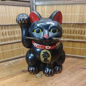 希少な1950年代の日本の伊万里焼の眠る招き猫、24金彩、手描きの磁器製