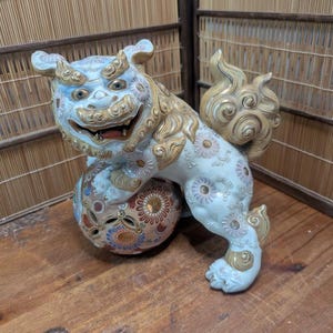 Heavy 1950s Japanese Kutani Shishi Lion Statue – 3KG+ Ceramic Guardian Dog Shisa Komainu Figurine – Japan Gov Auction, Hand-Painted EN2