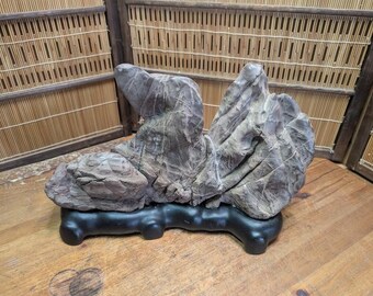 光太郎水石作 観賞用石 - 木製台座付き山型大学者用石 禅庭装飾 光太郎水石作 観賞用石 - 木製台座付き山型大学者用石 禅庭装飾